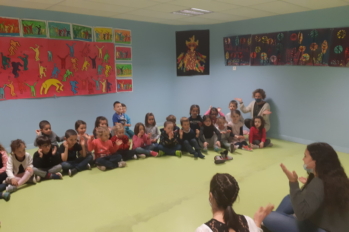 Lecture de contes hispaniques à l’école La Chartreuse